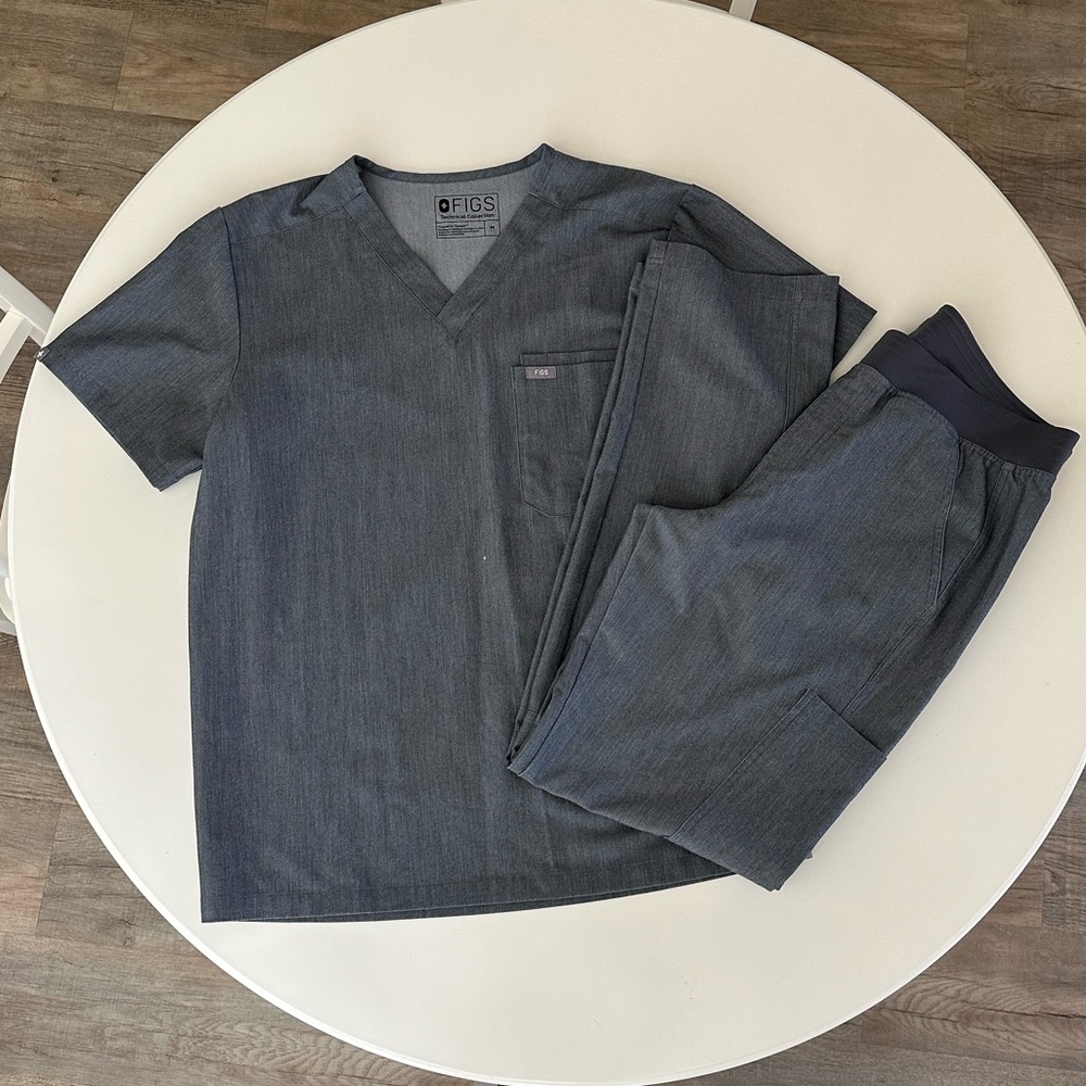 Used Mens Figs Scrubs Top and Bottoms
